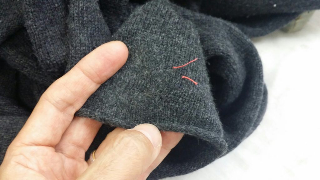 セーターなど編物(ニット)のキズ、穴、虫穴の修理アフター