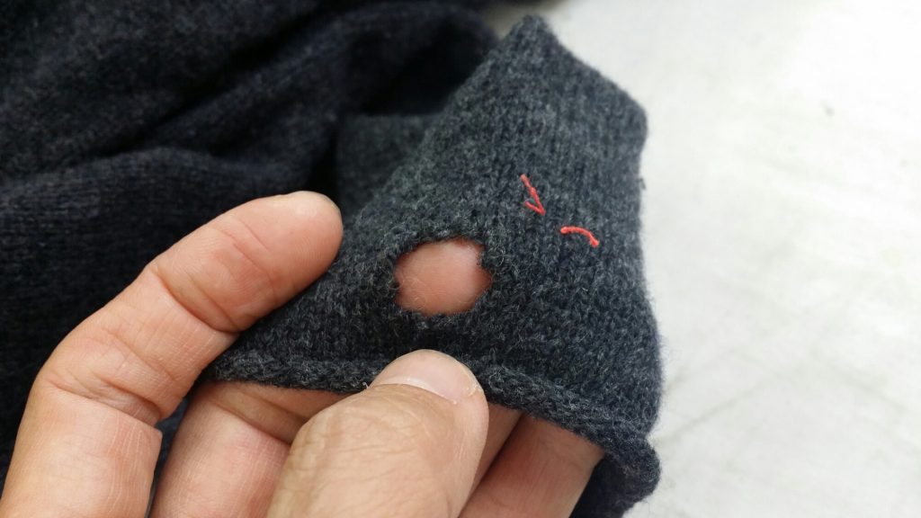 セーターなど編物(ニット)のキズ、穴、虫穴の修理ビフォー